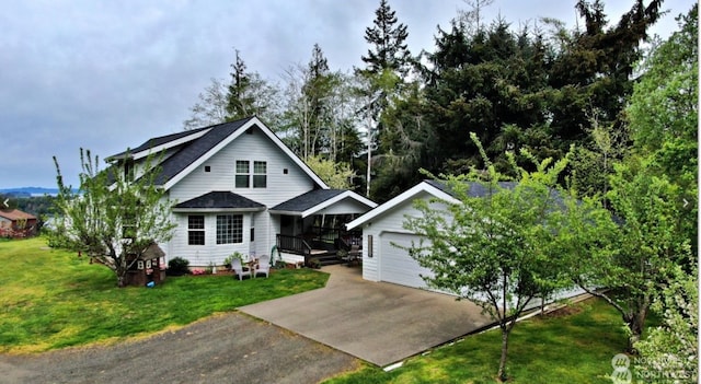 view of front of house featuring a front lawn