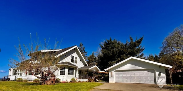 view of front facade with a front yard