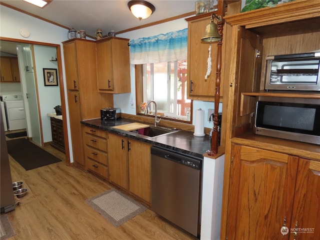 kitchen with stainless steel appliances, lofted ceiling, sink, crown molding, and light wood-type flooring