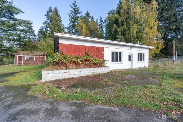 781 Irondale Rd, Port Hadlock, WA 98339 - exterior space featuring an outdoor structure, a front lawn, and fence