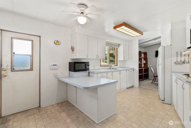 kitchen featuring kitchen peninsula, sink, white cabinetry, white appliances, and ceiling fan