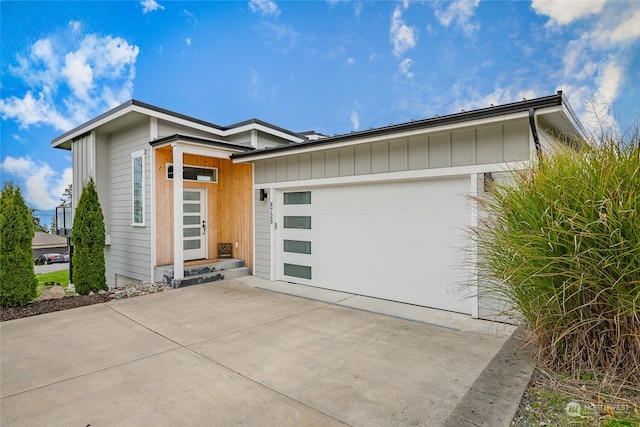 view of front of property featuring a garage