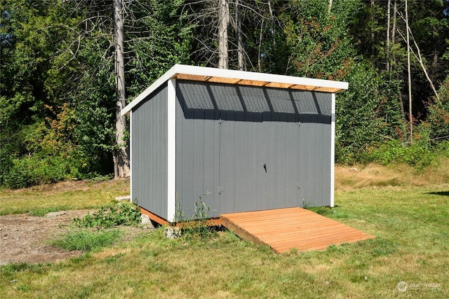 view of outbuilding with a yard