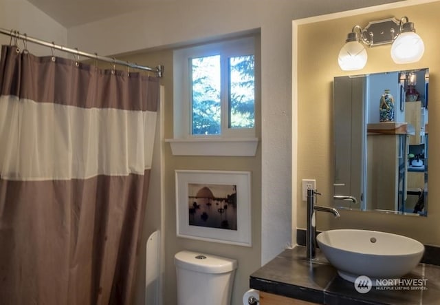 bathroom with a shower with shower curtain, vanity, and toilet