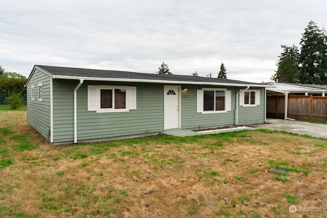 ranch-style house featuring a front yard