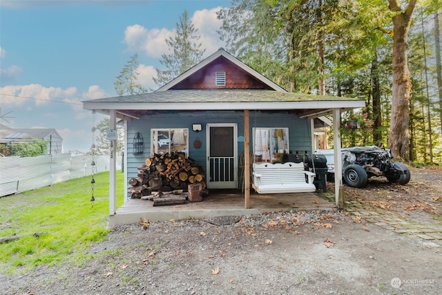 view of front of home featuring a front lawn and covered porch