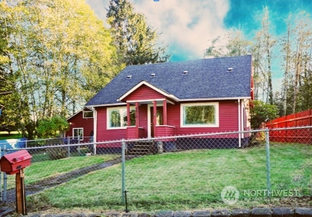 view of front of property featuring a front lawn