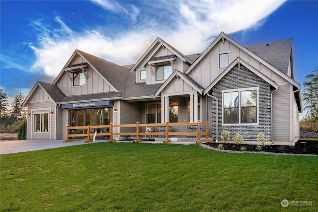 view of front of home featuring a front lawn