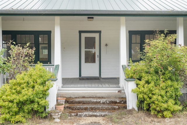 entrance to property featuring covered porch