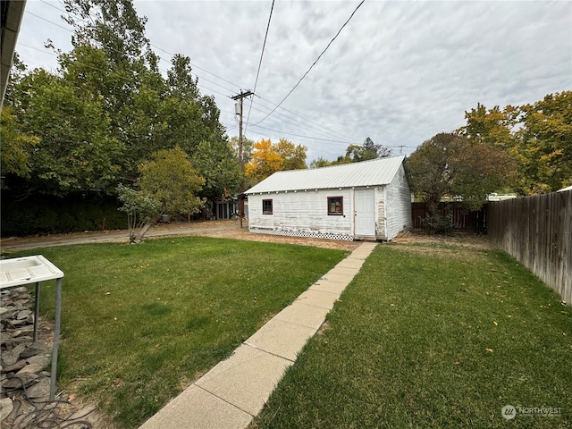 view of yard with an outbuilding