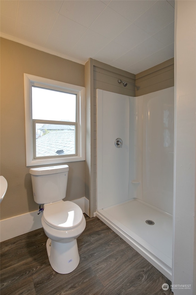 bathroom featuring walk in shower, crown molding, toilet, and wood-type flooring