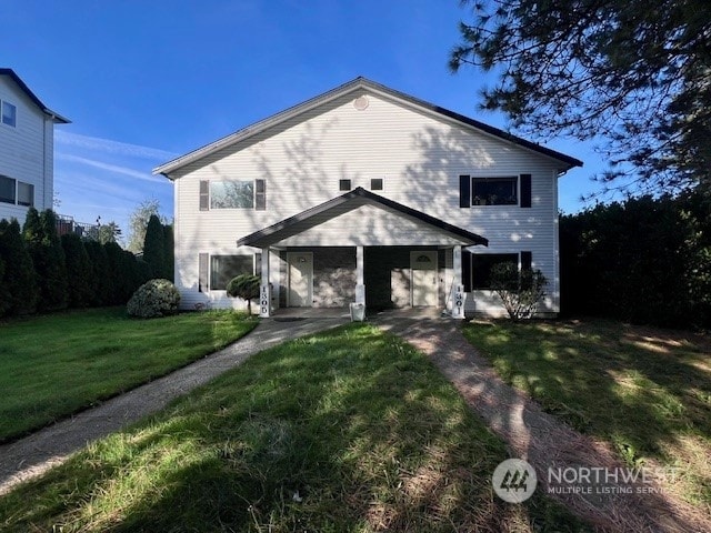 front of property featuring a front lawn