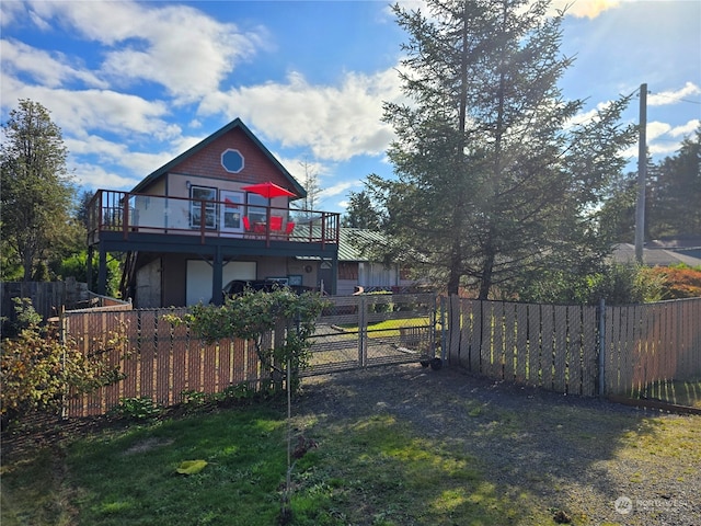 view of yard with a balcony