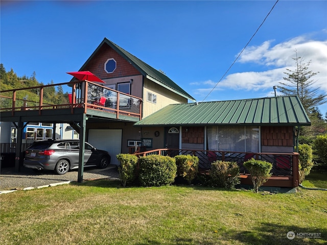 view of front facade featuring a front lawn and a garage