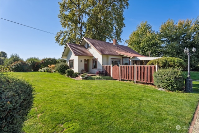 view of front of home featuring a front lawn