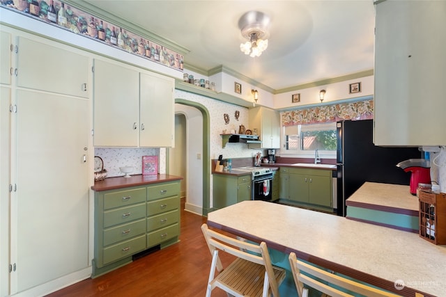 kitchen featuring stainless steel range with electric cooktop, ornamental molding, dark wood-type flooring, sink, and green cabinets