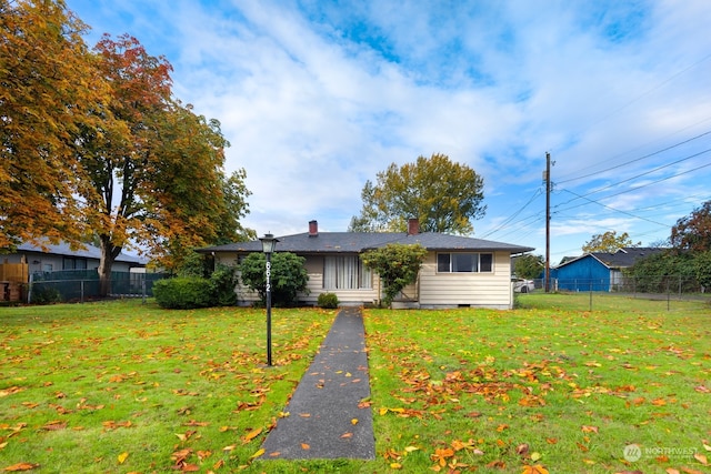 view of front facade with a front yard