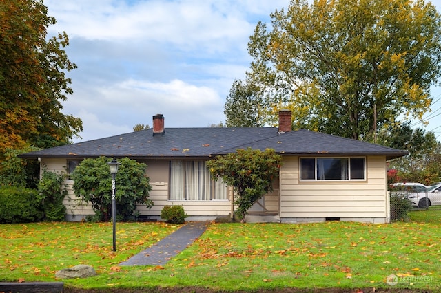 view of front of property with a front yard