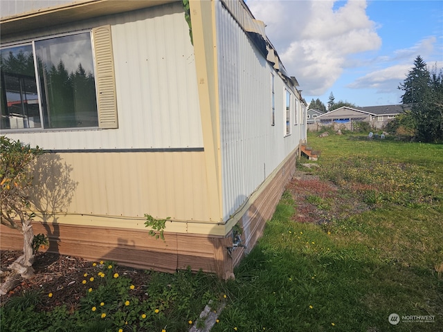 view of side of property featuring a yard