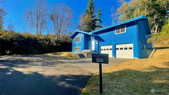 view of front property featuring a front lawn and a garage