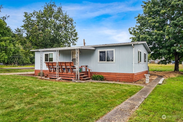 manufactured / mobile home featuring a front lawn