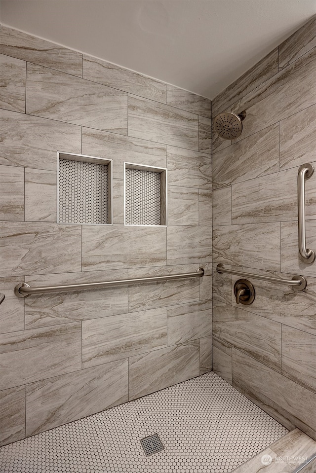 bathroom featuring a tile shower