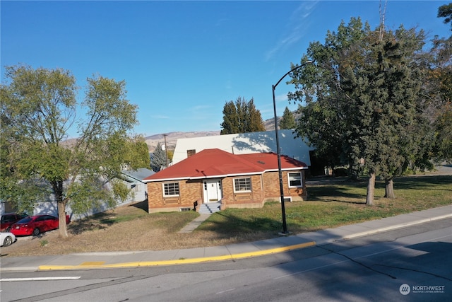 view of front of house featuring a front lawn