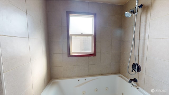 bathroom with tiled shower / bath combo