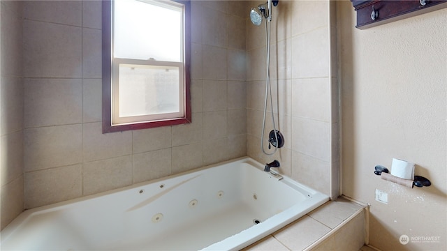 bathroom featuring tiled shower / bath