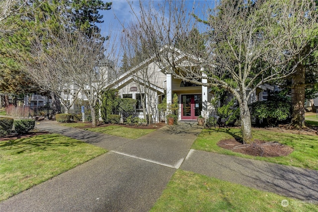 view of front of home featuring a front lawn