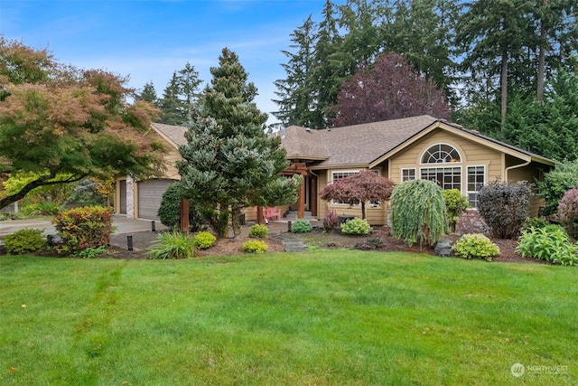 view of front of property featuring a front yard and a garage