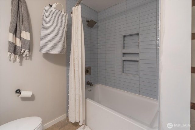 full bath featuring shower / bathtub combination with curtain, toilet, and baseboards