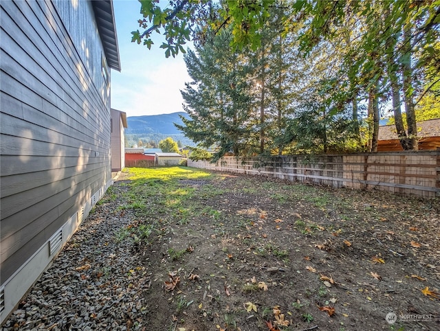 view of yard featuring a mountain view