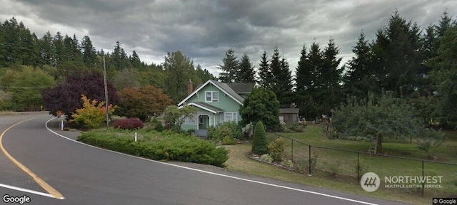 view of front facade featuring a front yard