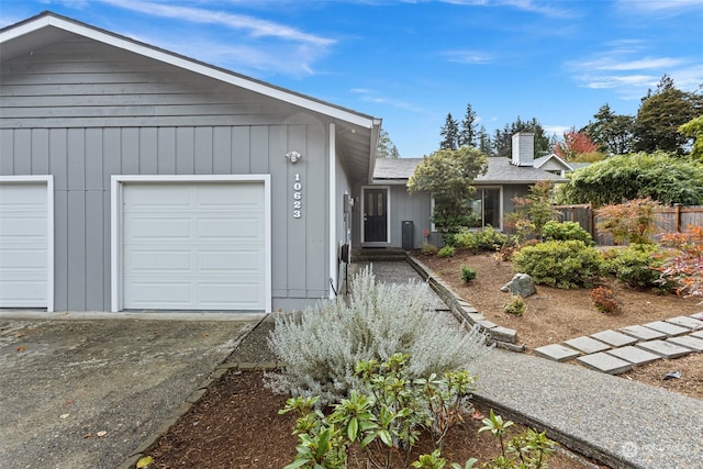 view of front facade featuring a garage