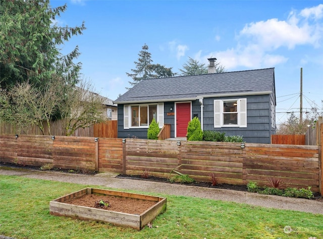 view of front of property with a front yard