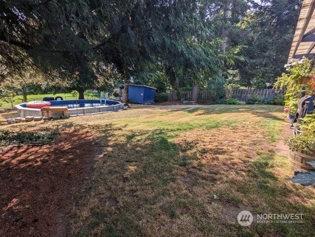 view of yard featuring a shed