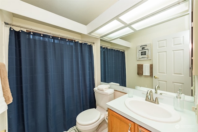 bathroom with toilet, a shower with curtain, and vanity