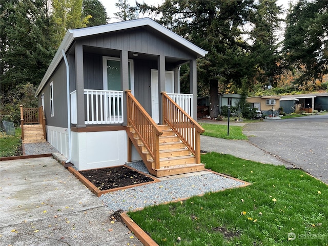 view of front of property featuring a front yard and a porch