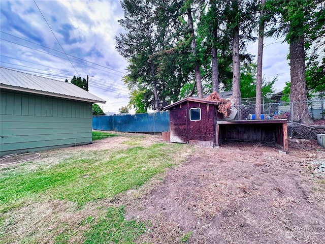 view of yard featuring an outdoor structure