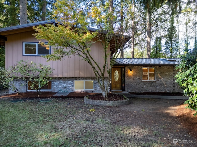 split level home with a front lawn