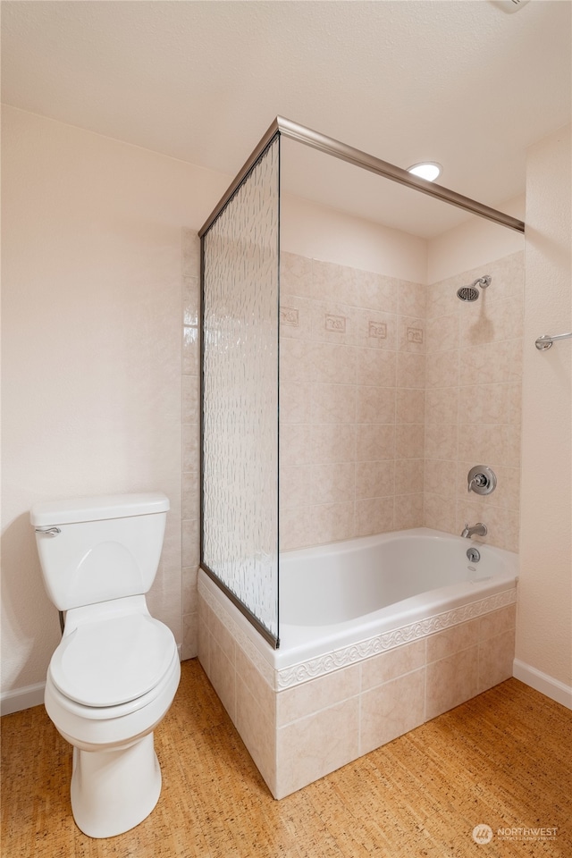 bathroom with tiled shower / bath and toilet