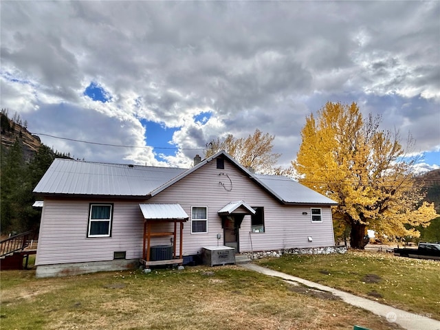 view of front of property with a front lawn