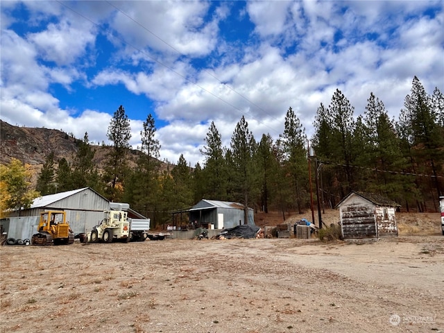 view of yard featuring a mountain view and an outbuilding