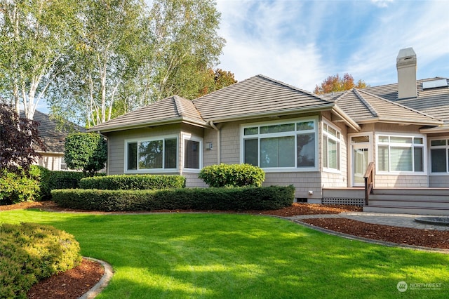 view of front of home featuring a front lawn
