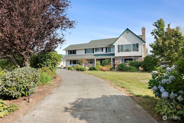 view of front of property featuring a front yard