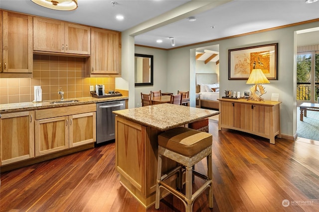 3600 Suncadia Trl Unit 5040, Cle Elum, WA 98922 - kitchen with a kitchen breakfast bar, a sink, dark wood finished floors, crown molding, and dishwasher