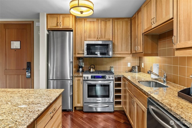 3600 Suncadia Trl Unit 5040, Cle Elum, WA 98922 - kitchen with stainless steel appliances, a sink, backsplash, and dark wood-style flooring