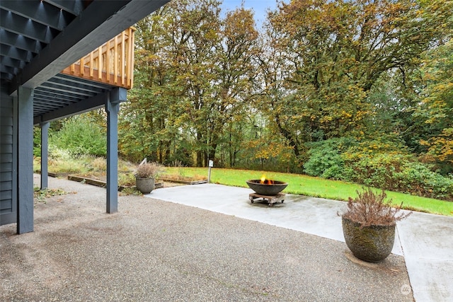 view of patio with a fire pit