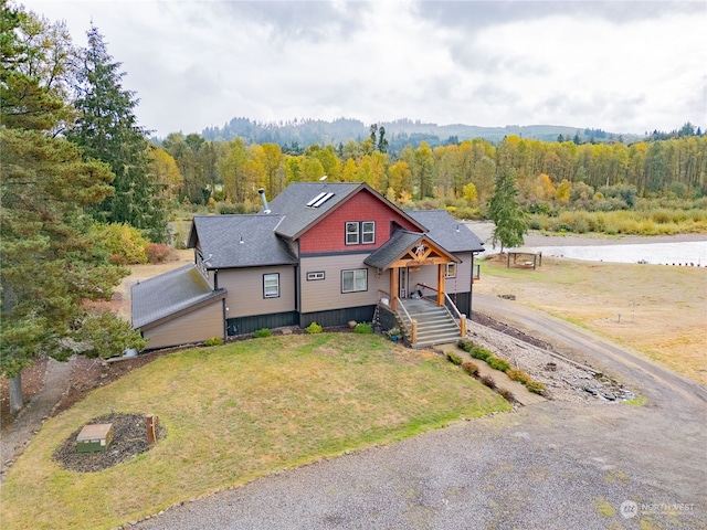 view of front of house featuring a front lawn